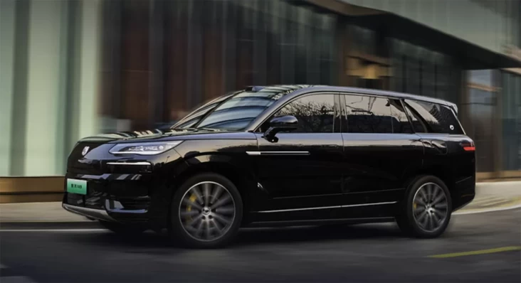 BYD Luncurkan SUV Plug-In Hybrid Denza N9 di dalam tempat China