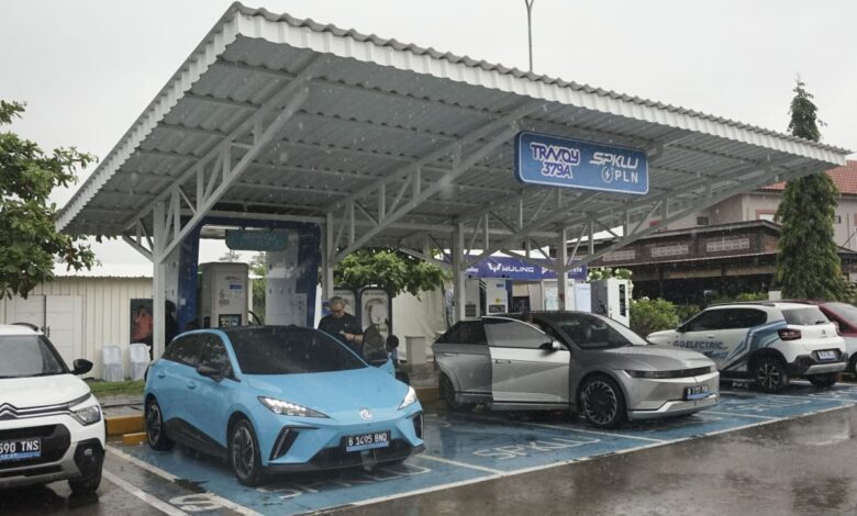 Berapa lama waktu charging mobil listrik? Simak ulasan juga tipsnya