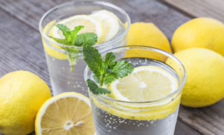 Meluruskan fakta konsumsi air lemon panas menurut ahli nutrisi